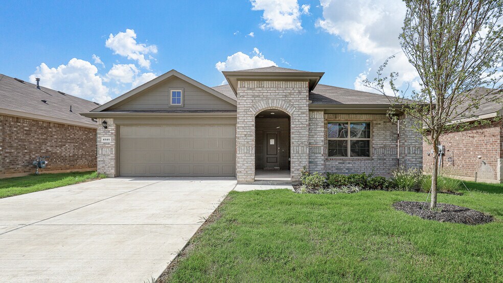 304 Blanco Dr unit 36199254, Azle, TX 76020 - photo 1