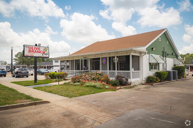 English Turn residents can enjoy healthy fresh Italian flavors at The Olive Branch Cafe.