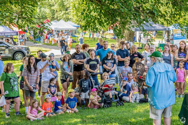 Residents of Vinton gather for weekend events near Munger Park.