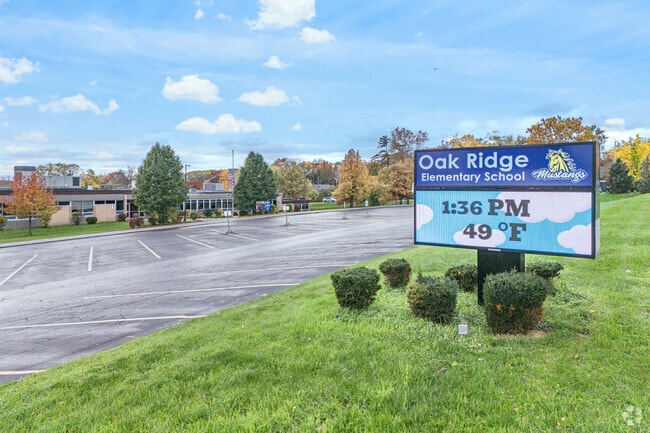 Oak Ridge Elementary School has an estimated student-teacher ratio of 14 to 1.