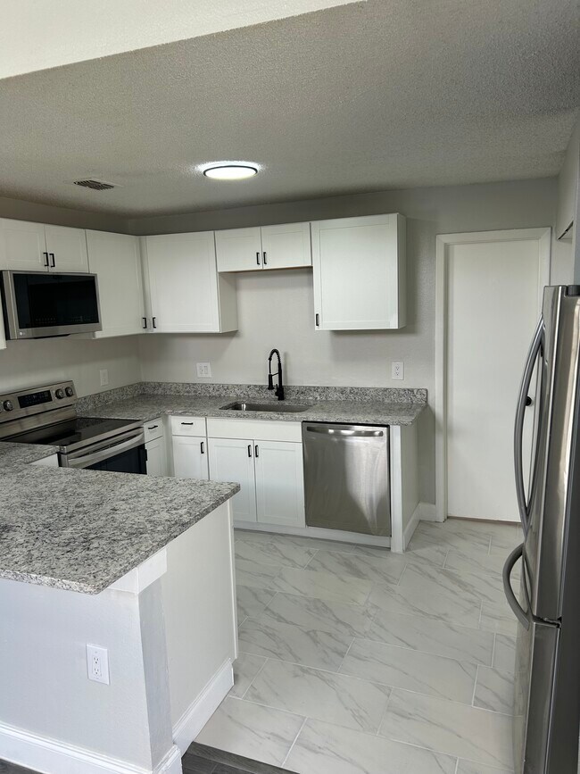 12219 Armenia Gables Cir unit 12219, Tampa, FL 33612 - photo 7