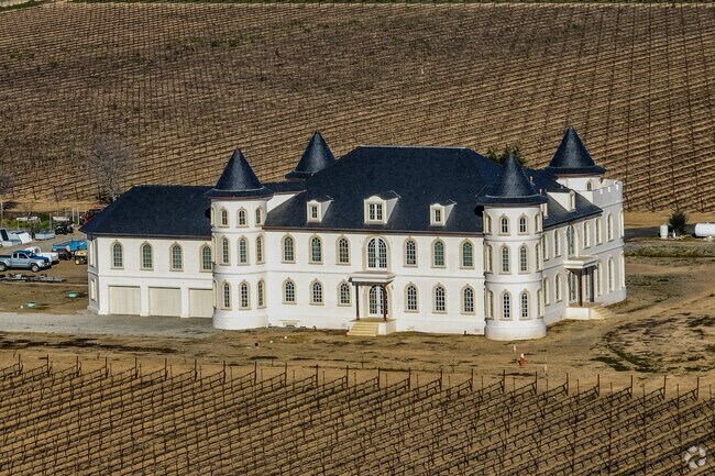 Over forty wineries offer wine tasting activities in Wagner Farms.