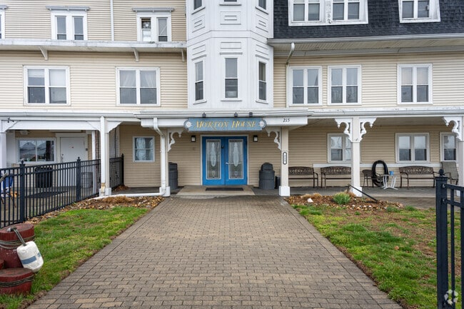 Morton House, Niantic, CT 06357 - photo 2