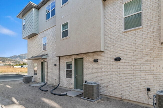 570 N Buffalo Grass Ln, Lindon, UT 84042 - photo 2