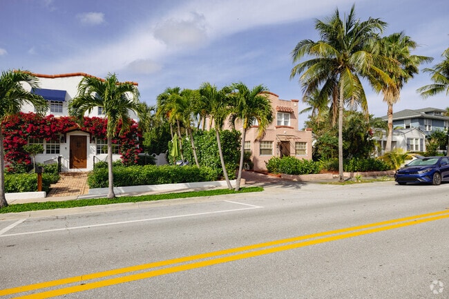 Homes adorned with vibrant floral accents and lush lawns line the streets of Grandview Heights.