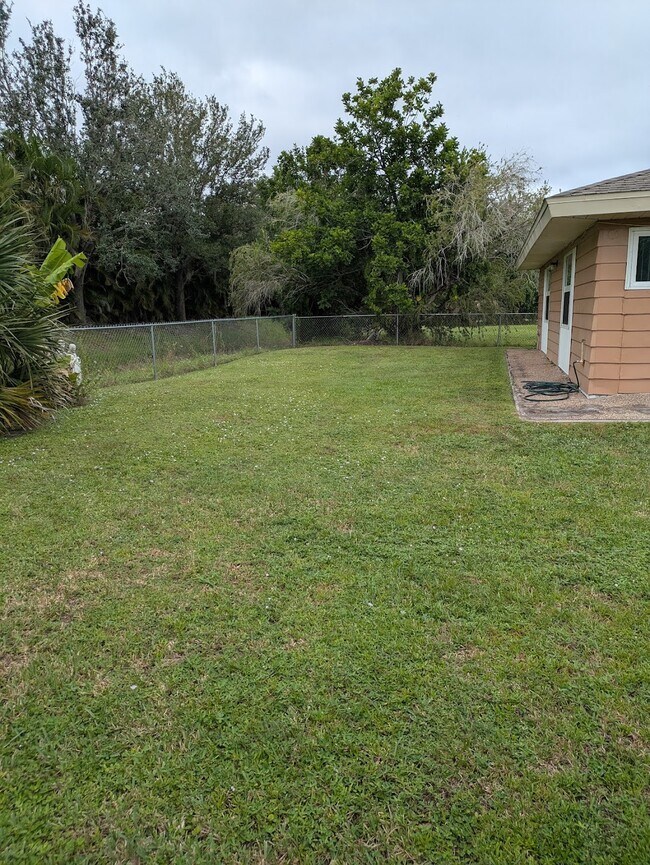 6485 Malaluka Rd unit 6485 Malaluka, North Port, FL 34287 - photo 4
