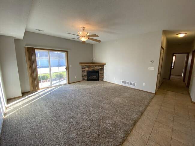 2000 Meadow Ct unit 501, Des Moines, IA 50320 - photo 2