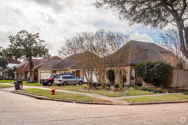 Most of the homes in the Fountain Lake neighborhood are one-story.