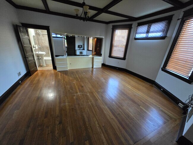 2325 Reading Rd unit Apartment 4, Cincinnati, OH 45202 - photo 5