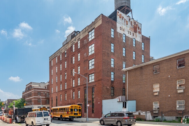 The courses at Talmud Torah Tzemach Tzadik Viznitz encourages critical thinking and creativity.