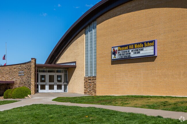 Pleasant Hill Middle School offers Roosters Football and Chicks Softball sports teams.