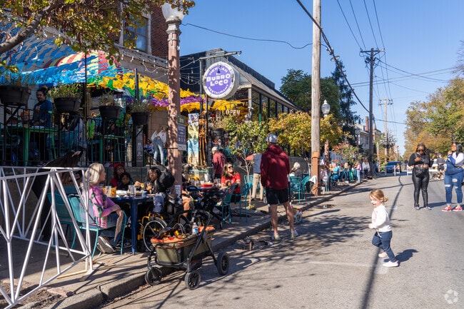 Shops and restaurants are abuzz in Central West End with plenty of walkable streets and outdoor seating.