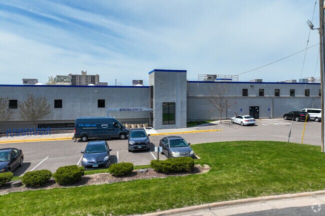 Banaadir Academy School’s minority student enrollment is 100%.