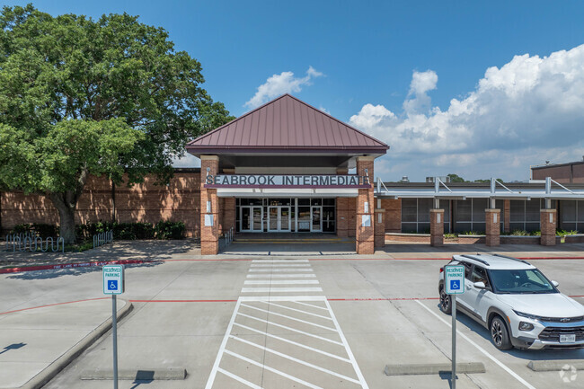 Seabrook Intermediate has a student teacher ratio of 16:1.