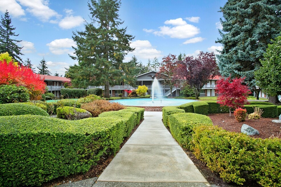 Colonial Square's well-maintained landscaping and fountain