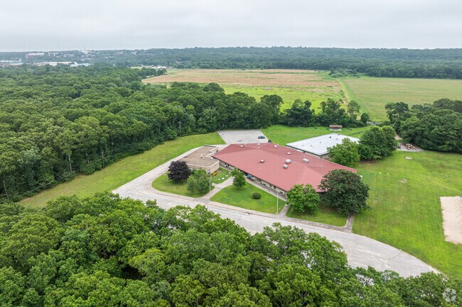 West Kingston Elementary School offers a student teacher ratio of 17:1.
