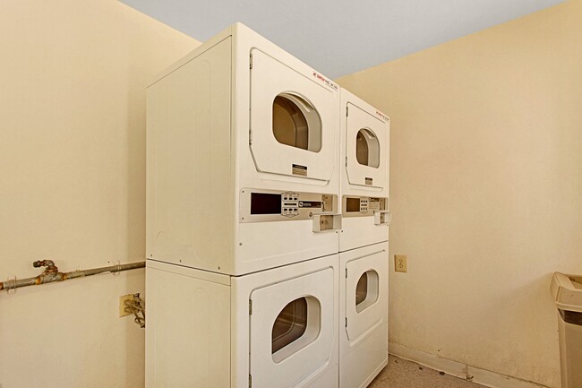 Hazeltine Apartments, Sherman Oaks, CA 91423 - photo 4