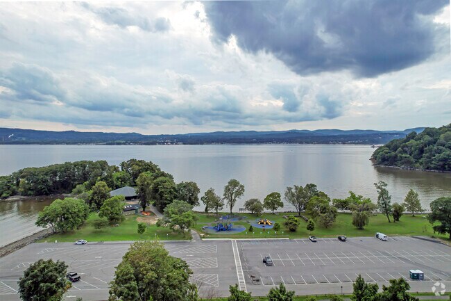 George's Island Park is a 208-acre waterfront park with magnificent views of the Hudson River.
