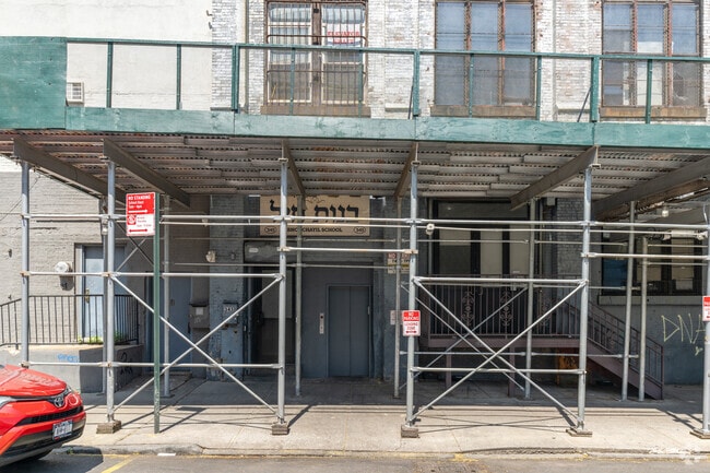 The entrance to Bnos Chayil is located along Hewes St.