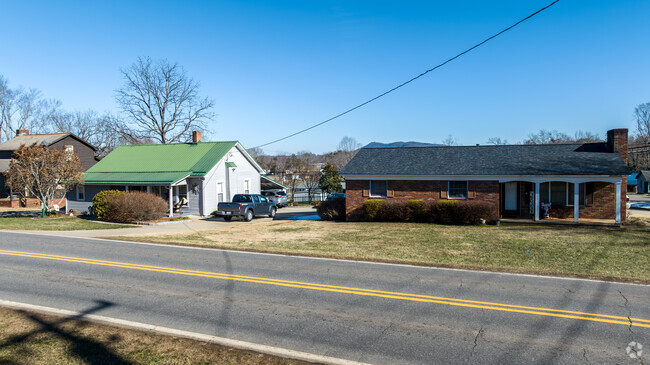 A row of homes just outside of Downtown Morganton.