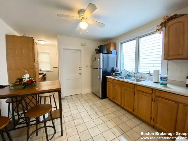 11 Romsey St unit 2, Dorchester, MA 02125 - photo 5