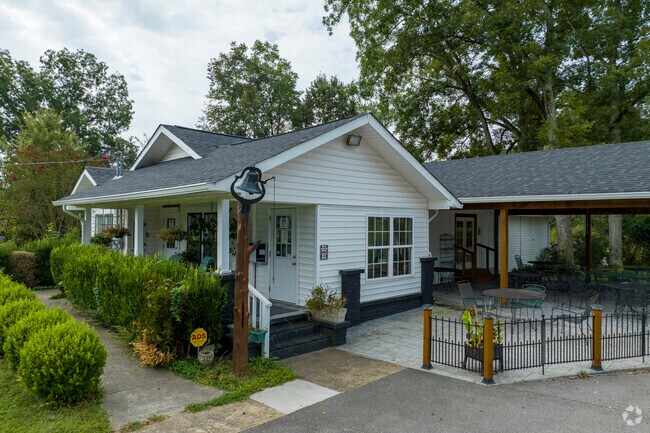 Located in a home built in 1928, Grandmother's restaurant offers down home country cooking.