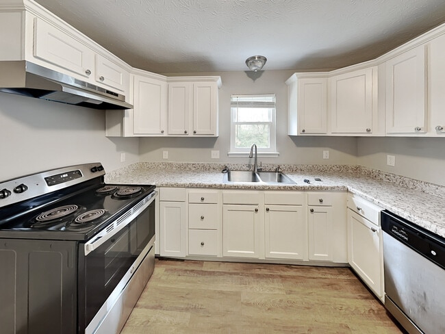 11106 Waterfield Ln, Indianapolis, IN 46235 - photo 3