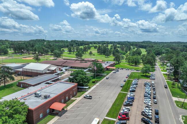 Pearl Jr. High School enrolls 993 students yearly.