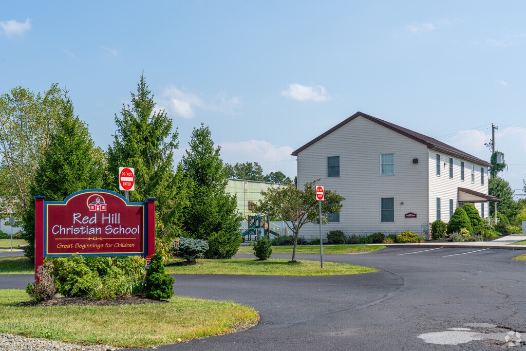 Red Hill Christian School serves 46 students in grades PK-6.
