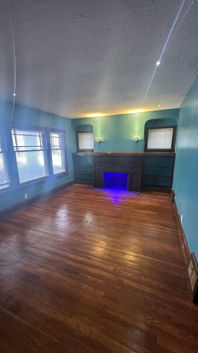 471 E 147th St, Cleveland, OH 44110 - photo 4