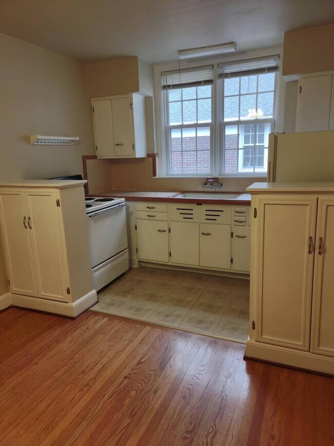 2119 Gladstone Ave unit c, Louisville, KY 40205 - photo 3