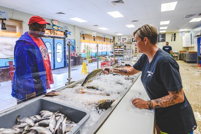 Mudbugs D.I.P. serves all of Mobile and Outer Saraland fresh local seafood.