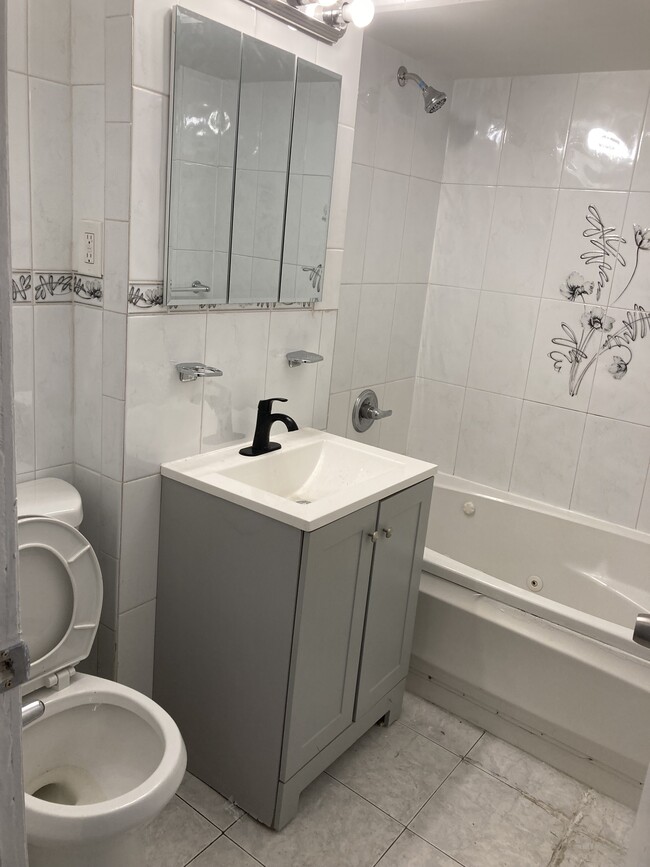 3054 Barker Ave unit 2, Bronx, NY 10467 - photo 4