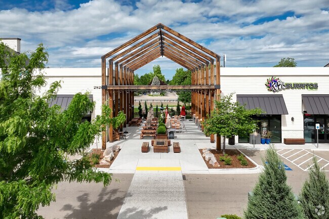 Outdoor food plazas at Lakemoor shopping center offers an open-air option for sunny day lunches.