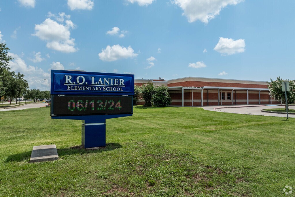 Lanier Middle School earns a B- rating from niche.com.
