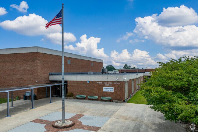 White Oak High School serves over 1200 students in the Jacksonville area.