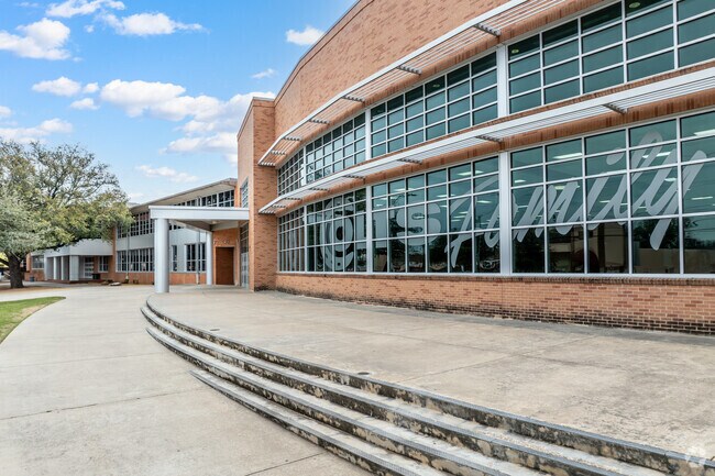 Arlington High offers International Baccalaureate programs to Dalworthington Gardens students.