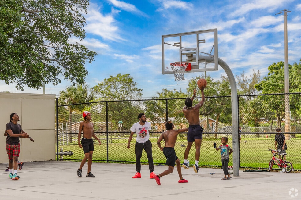 Neighborhood_West_Gate_Estates_FL_528030_V03_2024-02-20