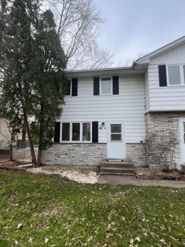 430 Ironton St NE, Fridley, MN 55432