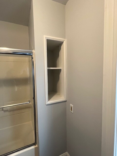 Bathroom linen storage