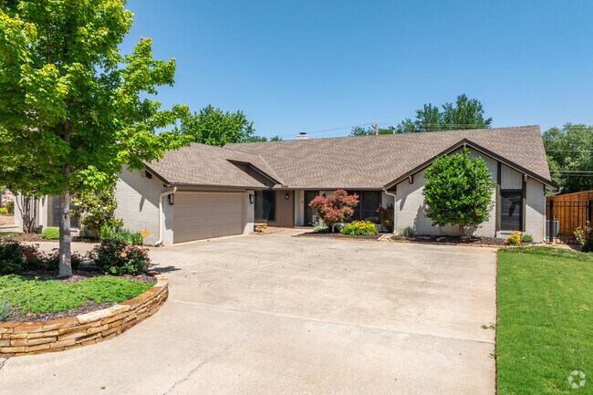 Homes in Edgewater-Lakepointe have eloquently manicured yards and rest on picturesque streets.