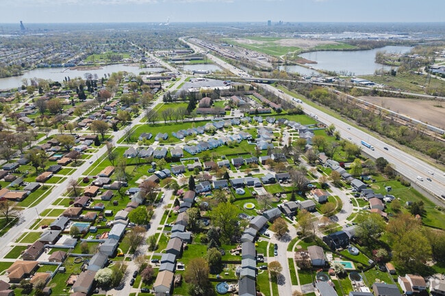 Shoreland has access to I-75 from Alexis Road and Ottawa River Road to get downtown fast.