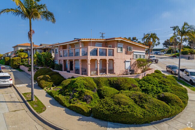 Oak Park Neighborhood displaying some of the luxury properties.