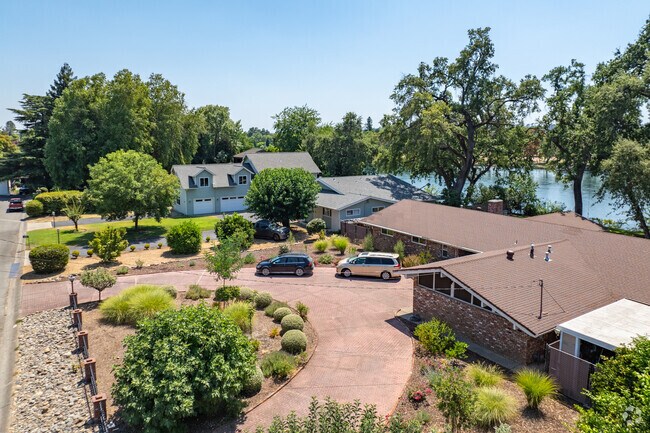 Large homes in Bechelli sits right next to the Sacramento River.