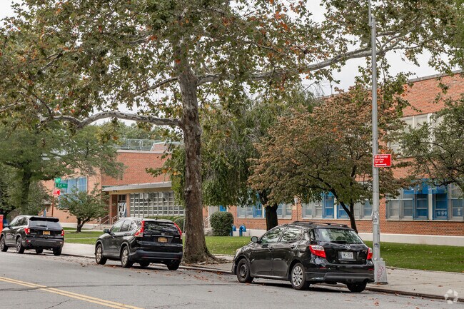 PS Q004 has a student-teacher ratio of 5 to 1.