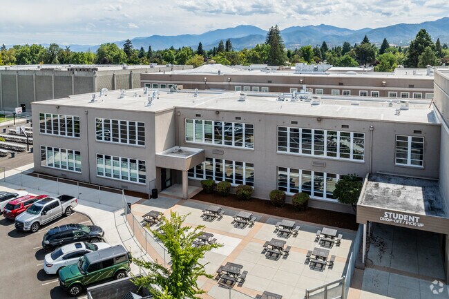 Oakdale Middle School offers a large campus for students in Washington.