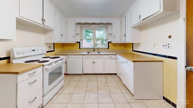 113-115-115 Withington Rd unit 113, Newton, MA 02460 - photo 5