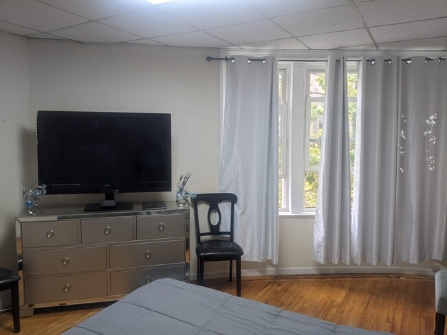 BEDROOM WITH BAY WINDOWS