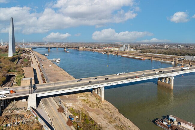 There are various bridges that can be used to travel over the Mississippi River to St. Louis.