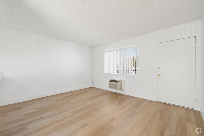 1BR, 1BA - 560SF - Living Room